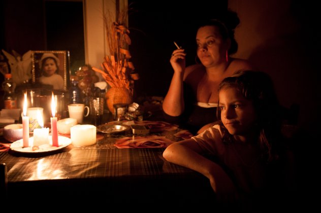 Story of the day: Ένα βράδυ στο σπίτι μιας οικογένειας που ζει χωρίς ρεύμα - Εκεί που τα κεράκια δεν ανάβουν για ρομαντικές στιγμές αλλά από ανάγκη! (φωτό) - Κυρίως Φωτογραφία - Gallery - Video