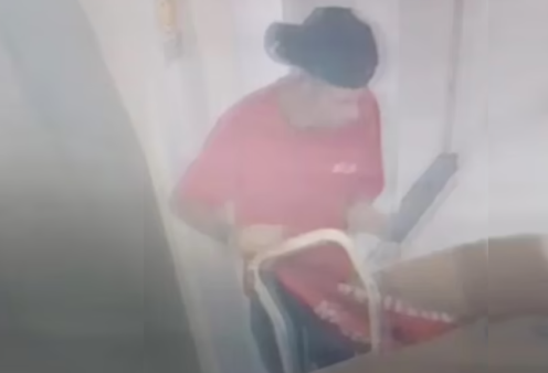 Σοκαριστικό βίντεο: Πατέρας μεταφέρει σε καρότσι την 18χρονη κόρη του που δολοφόνησε - Πλήρωσε 2 ευρώ άστεγο και την έκαψε