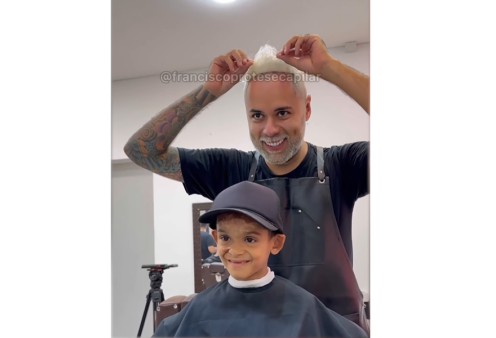 Επικός κουρέας: Έφτιαξε πατέντα για τα χαμένα μαλλιά του μικρούλη – Δείτε το συγκινητικό βίντεο