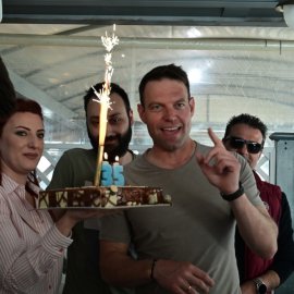Στέφανος Κασσελάκης: Γιορτάζει τα γενέθλιά του με τον σύζυγό του Τάιλερ Μακμπέθ - Σε ψαροταβέρνα με ούζα σβήνει τα κεριά μαζί με τον πατέρα του (φωτό & βίντεο)