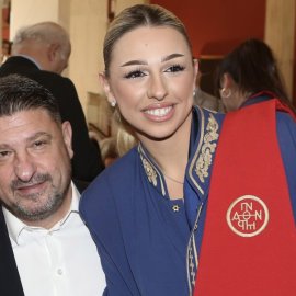 Νίκος Χαρδαλιάς στην αποφοίτηση της κόρης του με τις πανομοιότυπες πρώην & νυν σύζυγό του – Πτυχίο Νομικής πήρε η κόρη του, Ιωάννα (φωτό)
